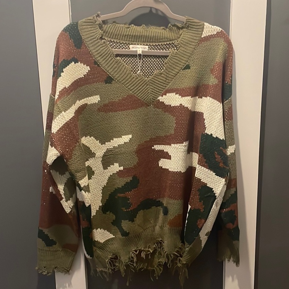 Main Strip distressed camouflage v neck sweater size medium